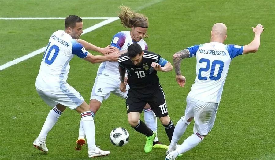  世界杯决赛激战正酣，阿根廷领先巴西