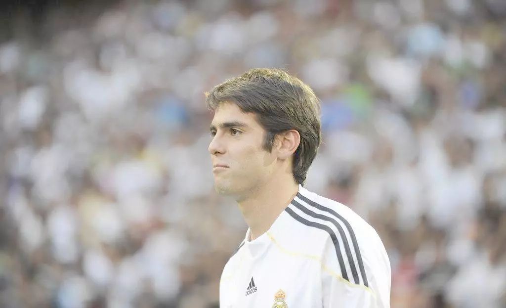  巴西传奇卡卡正式退役，告别仪式温情满满