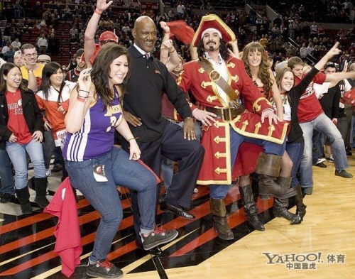  球迷助威声震穹顶，魔鬼主场缔造不败神话