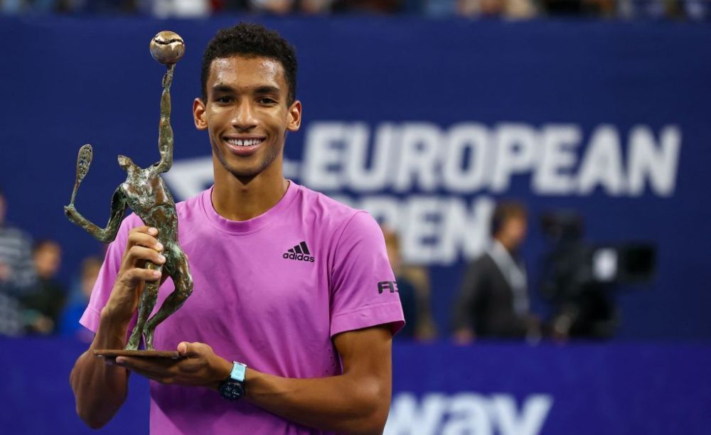  阿利亚西姆网前截击精妙，直落两盘横扫过关