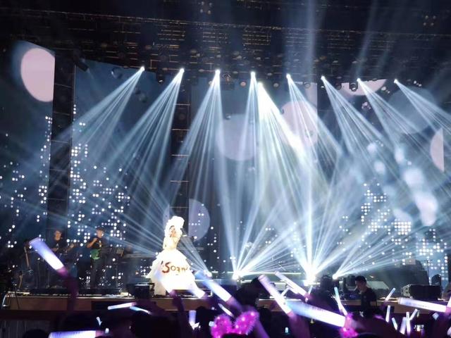  电竞场馆座无虚席，粉丝热情点燃赛场氛围  