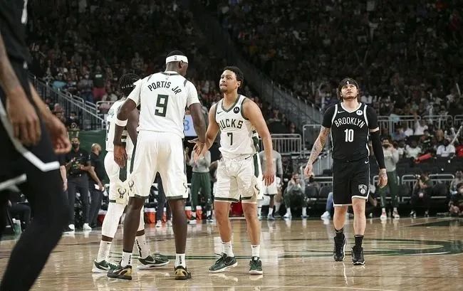  米切尔三分如雨骑士浇灭热火攻势