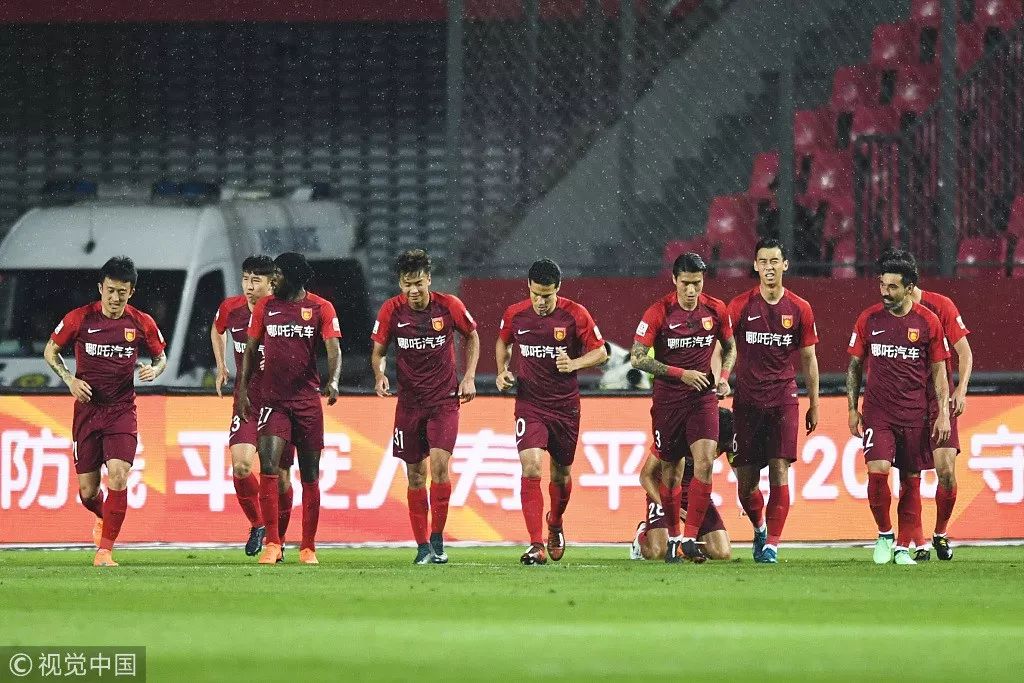  升班马展锋芒，主场力克传统豪强