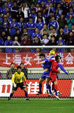  足坛传奇齐聚慈善赛，经典时刻重温旧梦